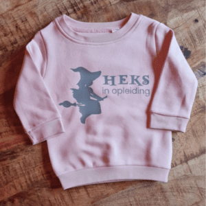 shape2you-bz64-baby-sweatshirt-met-eigen-tekst-en-ontwerp-soft-pink-heks-in-opleiding