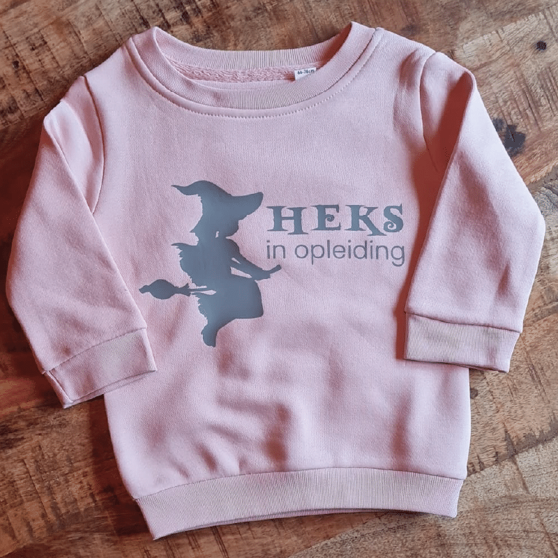 shape2you-bz64-baby-sweatshirt-met-eigen-tekst-en-ontwerp-soft-pink-heks-in-opleiding