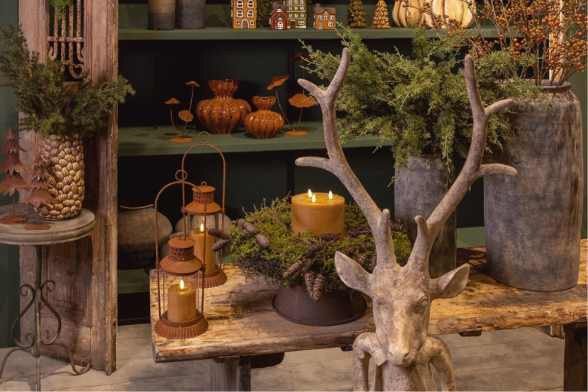 Landelijke woonaccessoires uit de herfstcollectie 2025 van Shape2you.nl – kussens, plaids en LED-kaarsen in warme tinten